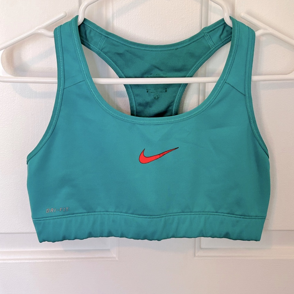 Nike, sports bra used but still in good condition, size Medium.